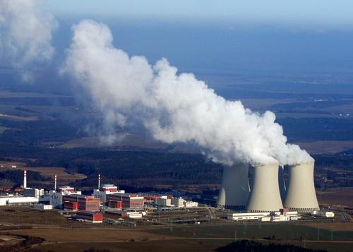 Jaderné elektrárny Palivem je radioaktivní uran. Výhody: nezenčišťují ovzduší, za normálních podmínek bezpečné. Nevýhody: vzniká radioaktivní odpad.