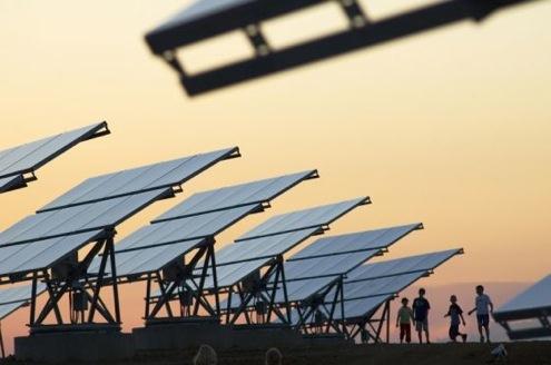 Solární - sluneční elektrárna Využívá fotovoltaických panelů; při dopadu slunečního záření na monokrystaly křemíku (fotovoltaická destička) se uvolní elektrony, které se