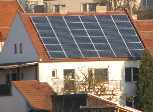 Pára pak roztáčí turbíny spojené s generátorem obdobně jako v klasických tepelných elektrárnách.