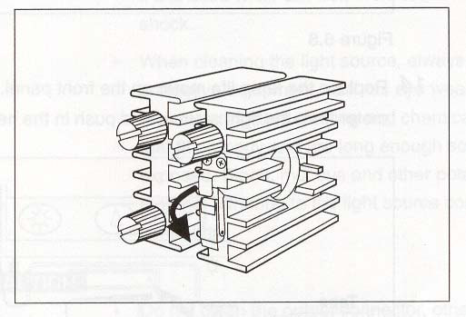 11. Ujistěte se, že povrchy tepelných jímek (a) i (b) jsou paralelní a na tepelné jímce (a) utáhněte svorku ( viz obr. 6.6 ).