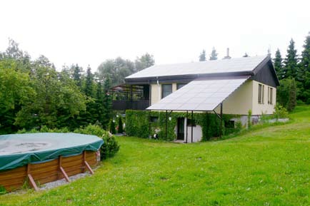 Ostrava-Plesná fotovoltaická elektrárna umístěná na střeše rodinného domu, přebytky energie jsou dodávány do rozvodné sítě (instalovaný výkon 3,6 kwp) (Pozn.