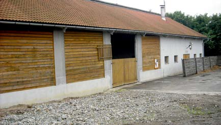 Jako modelový příklad využití biomasy může sloužit obec Hostětín v Bílých Karpatech. Od roku 2000 je zde v provozu centrální výtopna s výkonem 732 kw, na níž je napojeno více než 80 % domů.