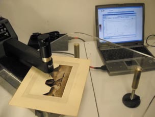Obr. 1: Identifikace prvkového složení fotografie pomocí XRF spektrometru v Getty Conservation Institute, Los Angeles, USA. (foto Petra Vávrová) Obr.