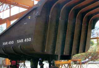 XAR 450 Materiál č. 1.8722 / Material No. 1.8722 Ve vodě kalená, vysoce otěruvzdorná ocel Typický představitel plechů pro výrobu koreb nákladních automobilů.