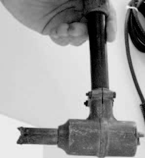 Pomocí pájedla ( obrázek A): Naplňte kabelové oko zpola cínovou pájkou a vnořte odizolovaný konec kabelu