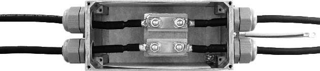 Zapojte proudové propojky podle schématu zapojení. Upravené trat ové vodiče s kabelovými oky přiložte na připojovací svorníky (svorkové desky).