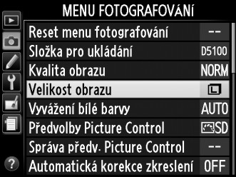 Při namáčknutí tlačítka spouště do poloviny se v případě potřeby vyklopí blesk do pracovní polohy a během expozice snímku dojde k odpálení záblesku.