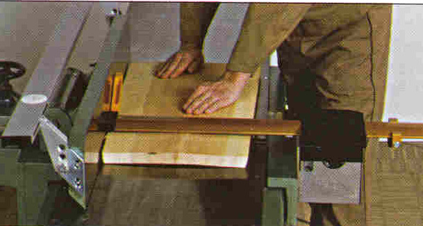 Hoblování s hoblovkami Hoblování dřeva Hoblování dřeva s posouvacím přípravkem Při práci se srovnávačkou postupujeme tak, že nejdříve srovnáme vypuklou stranu dřeva.