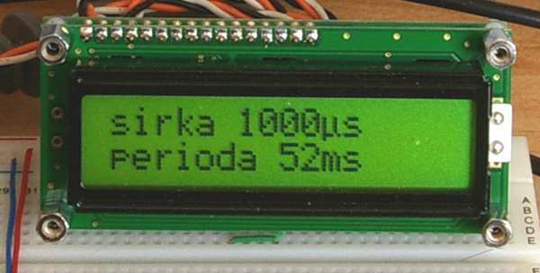Proč byl použit kmitočet 8 MHz? Protože je to nejnižší kmitočet, při němž mikrokontrolér umí generovat přenosovou rychlost 9600 Bd, potřebnou pro displej.
