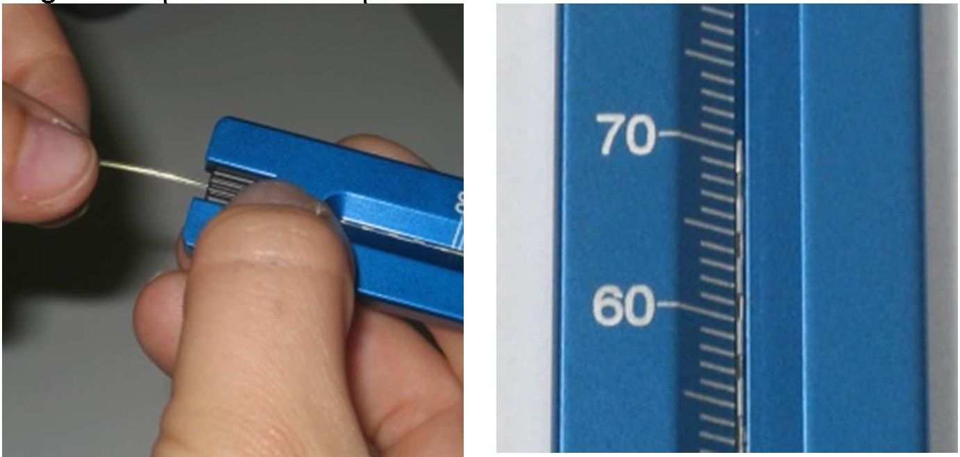 záznamovému zařízení hloubky a táhněte v ose do pouzdra elektrody a druhou rukou umístěte hrot elektrody do úrovně s označením na měřítku indikujícím hloubku implantace, která byla určena dříve;