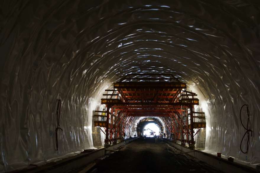 RAŽBA TUNELU A DEFINITIVNÍ OSTĚNÍ
