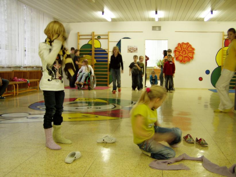 Děti byly rozdělené do dvou družstev a jejich úkolem bylo doběhnout na určené místo, obléknout si věci, které