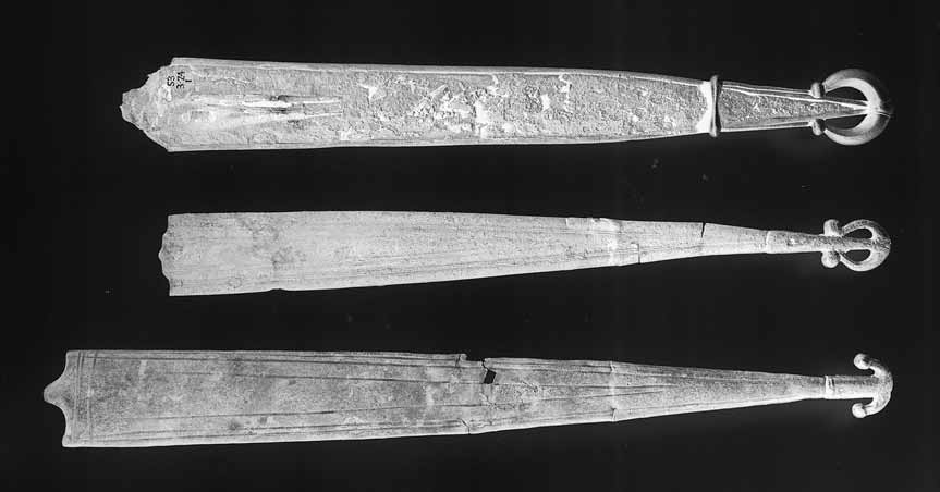 Bronzové pochvy dýk nalezených v Temži. Povšimněte si torquesům podobných tvarů na hrotech. K vidění jsou i na jiných exemplářích. (Copyright: Britské muzeum) 24 takto stavět na odiv své postavení.