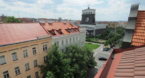 Vzdálenost do historické části Trogiru 5 km, letiště Split 10 km, dálnice 25 km. Pobočka naší realitní kanceláře je přímo na místě, prohlídky možné dle Vašich časových možností. Makléř hovoří česky.