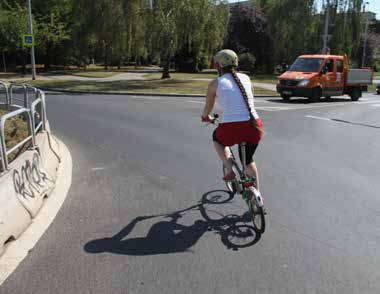 5 ) cyklisté: - Způsob vašeho průjezdu okružní křižovatkou závisí především na její velikosti, šířce a počtu jízdních pruhů.