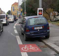 Vyjíždět z cyklopruhu můžete v případě odbočování, předjíždění jiného cyklisty či s ohledem na aktuální stav provozu a komunikace (například při objíždění překážky či nepříznivých klimatických