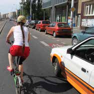 Pokud nechcete odbočovat vlevo přímo s motoristy, vyjeďte napravo od cyklopruhu a zastavte tak, abyste nikoho neohrozili a zároveň nepřekáželi přímo jedoucím či vpravo odbočujícím cyklistům a