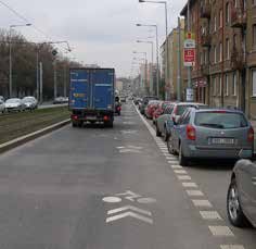 cyklista: Dbejte zvýšené opatrnosti, především s ohledem na možnost otevření dveří či couvání automobilů.