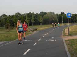 Výjimkou z pěšího pohybu je pouze vedení jízdního kola. cyklisté: Pohybujte se v pravé části stezky, předjíždějte a objíždějte zleva.