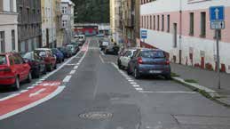 cykloobousměrky s protisměrným cyklistickým pruhem - se směrovými šipkami s piktogramy jízdního kola - pruh zpravidla červeně podbarven