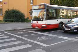 cyklistická dopravní opatření PROSTOR PRO CYKLISTY (V 19) - prostor pro cyklisty před hlavní stopčarou na světelné křižovatce - cyklista čeká na zelenou