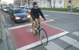 cyklista: motorista: Rozjíždějte se do křižovatky ve chvíli, kdy se rozsvítí signál Pokud je ve