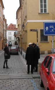 cyklistů, tedy vysoce ohleduplně, přiměřenou rychlostí a bez časového či prostorového omezení.