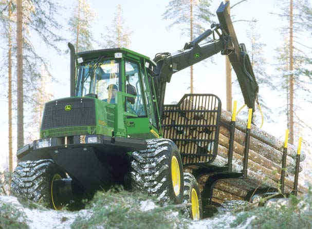 John Deere 1110D je ve své tfiídû nejoblíbenûj í vyváïecí soupravou. Díky své mnohostrannosti a spolehlivosti si získává stále nové pfiíznivce od probírek aï do m tních tûïeb.