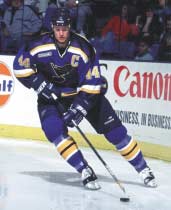 V NICKLASlidström NHL je superhvûzdou, uï má dva prsteny pro vítûze Stanley Cupu a odborníci o nûm fiíkají, Ïe je nejlep ím obráncem na svûtû, nebo minimálnû jedním z nejlep ích.