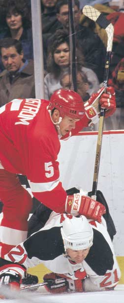 KdyÏ se s ním o prázdninách Pro Hockey setkává doma ve Västera s, nikdo si nás ani nev imne.