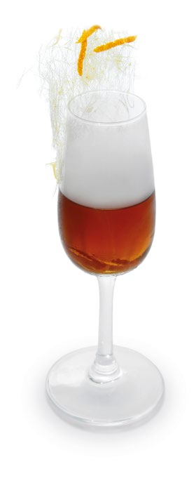 HANKY PANKY 4 cl Dry Gin 2,5 cl Carpano Antica Formula 3 střiky Fernet Branca zástřik pomerančovou kůrou Dekorace: kůra z pomeranče.