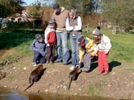 Dětem se vláčky moc líbily, kromě toho si prohlédly opravdické lucerny, pokladny, označovače lístků, zkusily si čepici průvodčího a dostaly lístky na vlak, které jim průvodčí opravdu