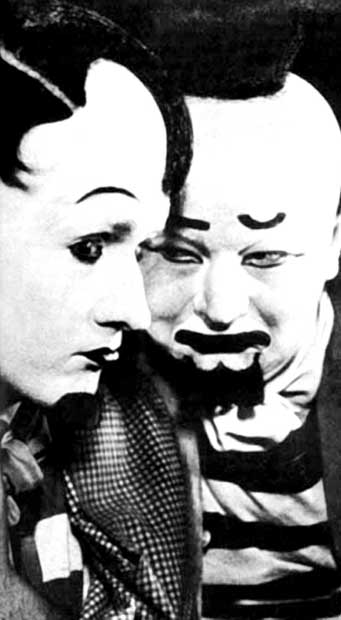 Humorem proti fašismu politické hry Osvobozeného divadla 1932-1938 >>> pokračování z předchozího čísla >>> Po úspěchu revue Vždy s úsměvem se V+W rozhodli opět vrátit k této divadelní formě, se