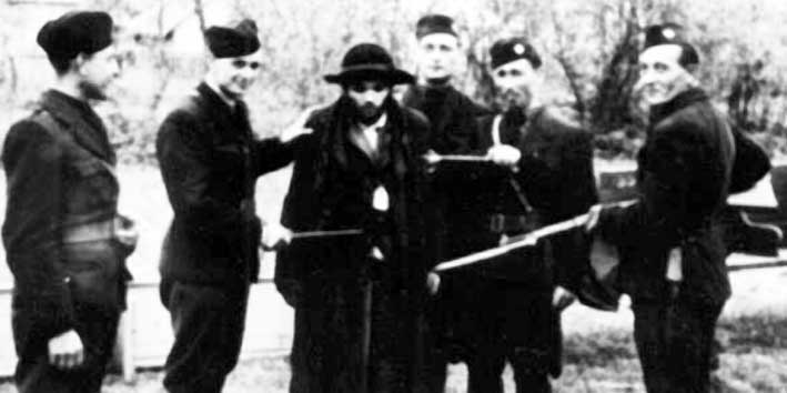 Příslušníci Hlinkovy gardy s jedním z mnoha perzekvovaných Židů ných právních norem měla formu vládních nařízení a poslanci nanejvýš rozhodnutí vládních a stranických orgánů dodatečně schvalovali.