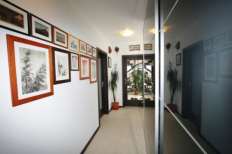galerie obrázků z cest se stále rozrůstá, jsou tichou chloubou pána domu barva na stěně ve vstupní chodbě je pohledově velmi designová Koupelnu ovládla barva místo dlaždiček Sympaticky modré