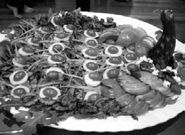 sladká palačinka na velkém talíři dva plátky posypané moučkovým cukrem a natřené marmeládou. Specialitou jsou gallettes bretaňské pikantní slané palačinky.