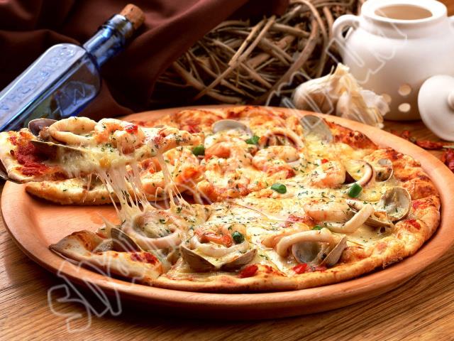 Pizza s mořskými plody 300 g chobotnic, 300 g krevet, 240 g mušlí, 2 stroužky česneku, 1 lžíce olivového oleje, petržel, pepř, sůl, těsto na pizzu, salsa, sýr SALSA- Pokud se rozhodnete udělat omáčku