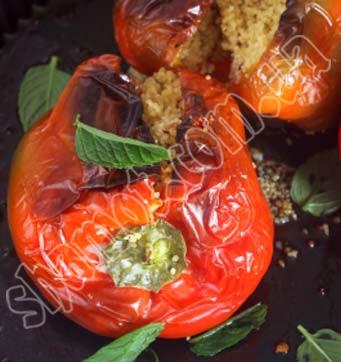 Paprika v marockých paprika - 6 ks, máslo. - 25 g, kuskus - 175 g, cibule -, 1 ks, rozinky, olivový olej - 1 lžička čerstvá máta (nakrájená), žloutek. - 1 ks, sůl a pepř. - podle chuti.