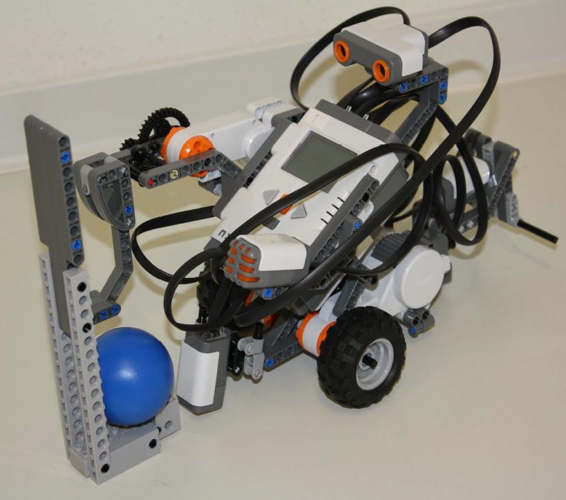Zadání: Sestavte robota dle návodu, výsledkem bude následující řešení (robot na kolečkách, ultrazvukový, dotykový, zvukový a