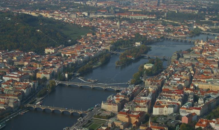 2.3 Využití území 2.3.2 FUNGOVÁNÍ MĚSTA Hlavní město Praha je největším městem České republiky, je centrem politiky a mezinárodních vztahů s koncentrací funkcí správních, rezidenčních, kulturních,