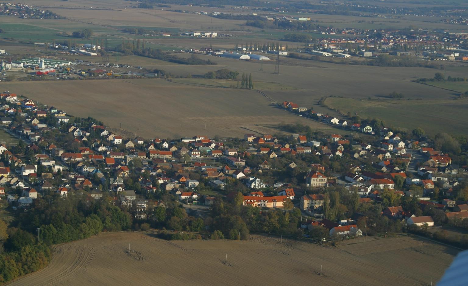 Využití území 2.3 Fungování města ovlivňuje v nemalé míře řeka Vltava, která na jihu kompaktního města odděluje čtvrti Prahy 5 od Prahy 4 a na severu holešovický meandr rozděluje Prahu 8 a Prahu 7.