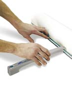 Promyšlený design do posledního detailu jednoduché zaklapnutí nohy do profilu. Zasunutí podpůrné tyče do horního profilu. Extrémně úzké profily ubírají minimum z plochy grafického panelu.