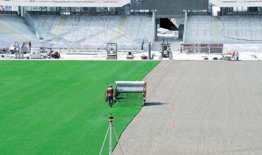 Topné okruhy z osvědčené trubky RAUTHERM 25 x 2,3 mm jsou pokládány paralelně apřipojovány na rozvodné potrubí s technikou spojování pomocí násuvných