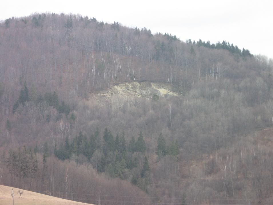Lom Bačův kopec Zajímavou lokalitou je zčásti ještě činný lom v západním úbočí Bačova kopce (537 m n.m.) nad Kozlovicemi, jedná se však o katastr Myslík.