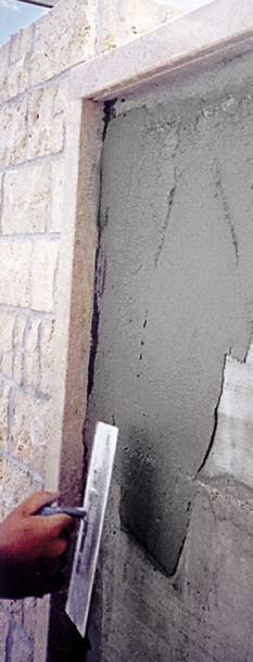 Monorasante 1-komponentní, vysokopevnostní, tixotropní jemná malta, obsahující mikro-silicu, syntetické pryskyřice, vlákna a další přísady, splňující požadavky EN 1504-3 třídy R1. (pro tl.