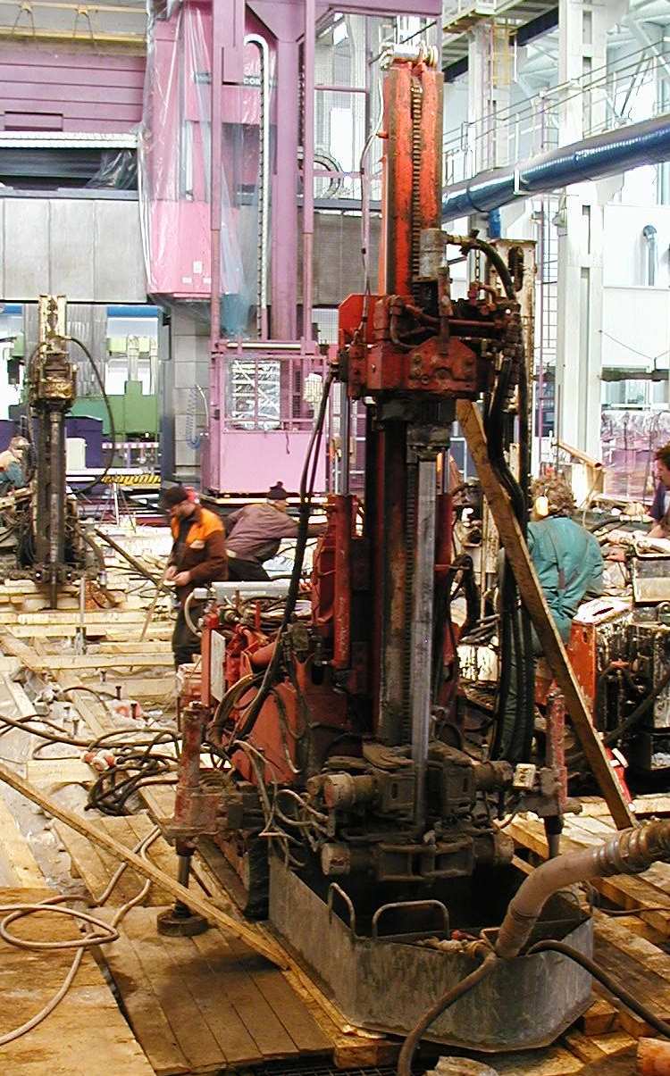 vždy velmi citlivé mechanické a elektronické součásti Obr. 5: Realizace technologie tryskové injektáže - celkový pohled a detail Obr.