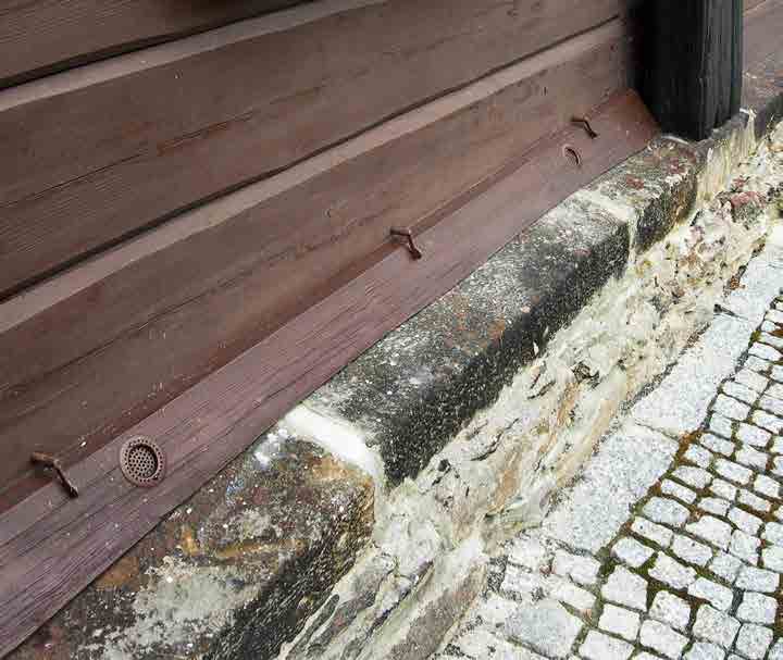 ÚVOD Základy stavby musí podle druhu stavby splňovat požadavky na únosnost, vodotěsnost a tepelnou ochranu. U roubených a hrázděných staveb byly základy až do počátků 20.