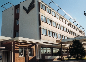 1/2001 FORUM V polovinû fiíjna se kralupská ãást spoleãnosti Nová budova âeská rafinérská pfiestûhovala z doãasného pûsobi tû do nové N O V Á A D R E S A administrativní budovy na adresu: O.