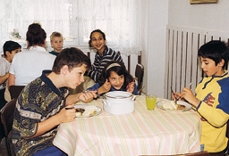 péãi. Jejich nejstar í brá ka je jiï plnolet a rozhodl se jít vlastní cestou.