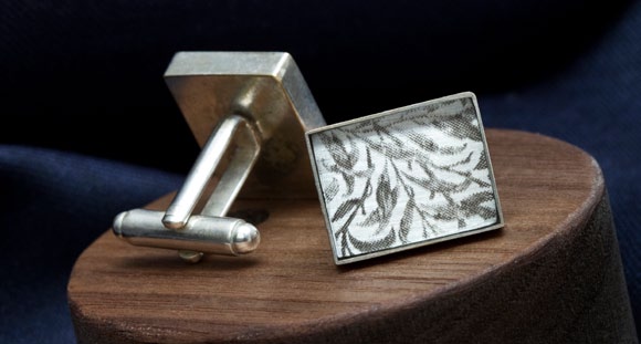 STRANA 02 Cufflinks Základní použitý materiál tvoří měď a mosaz. Finální povrchová úprava je opatřena stříbřením v galvanické stříbrné lázni.
